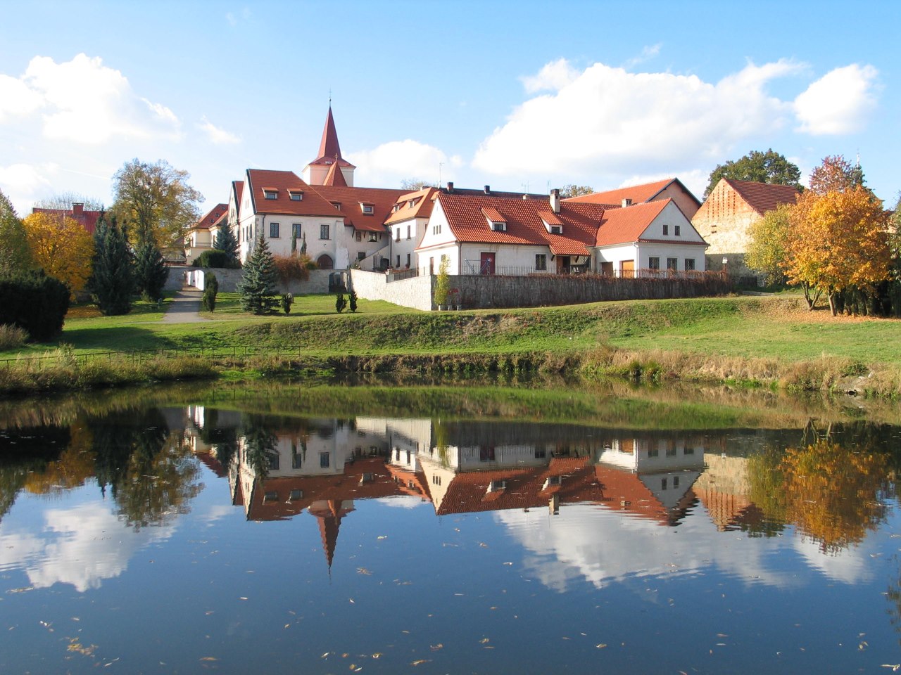 Pohled na budovu muzea z jílovského parku