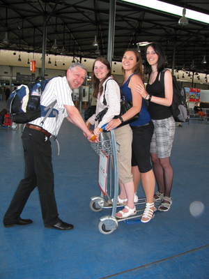 2010 Verči táta veze dcery do letadla, na vozíku zleva Bára, Verča a Katka