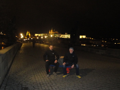 2012 Mirek a Pepa při převozu pařezu na Karlově mostě