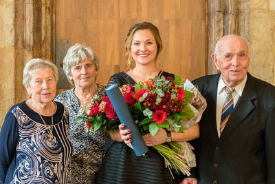 2018 Veru s prarodiči na své promoci v Karolinu