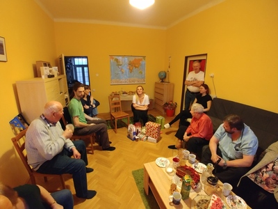 2020 Oslava Verčiných narozenin, zleva: kousek mamky, děda, Honza s Katush, Verča, taťka, Bára, babi, strejda Petr a kousek tety Vlaďky