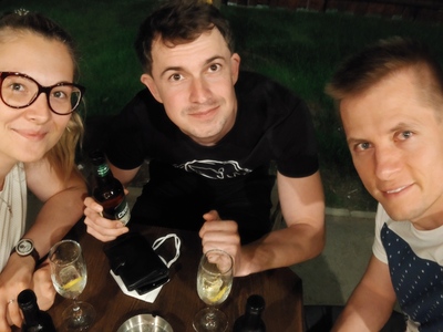 2021 Večerní posezení v severomakedonském baru se Sašou